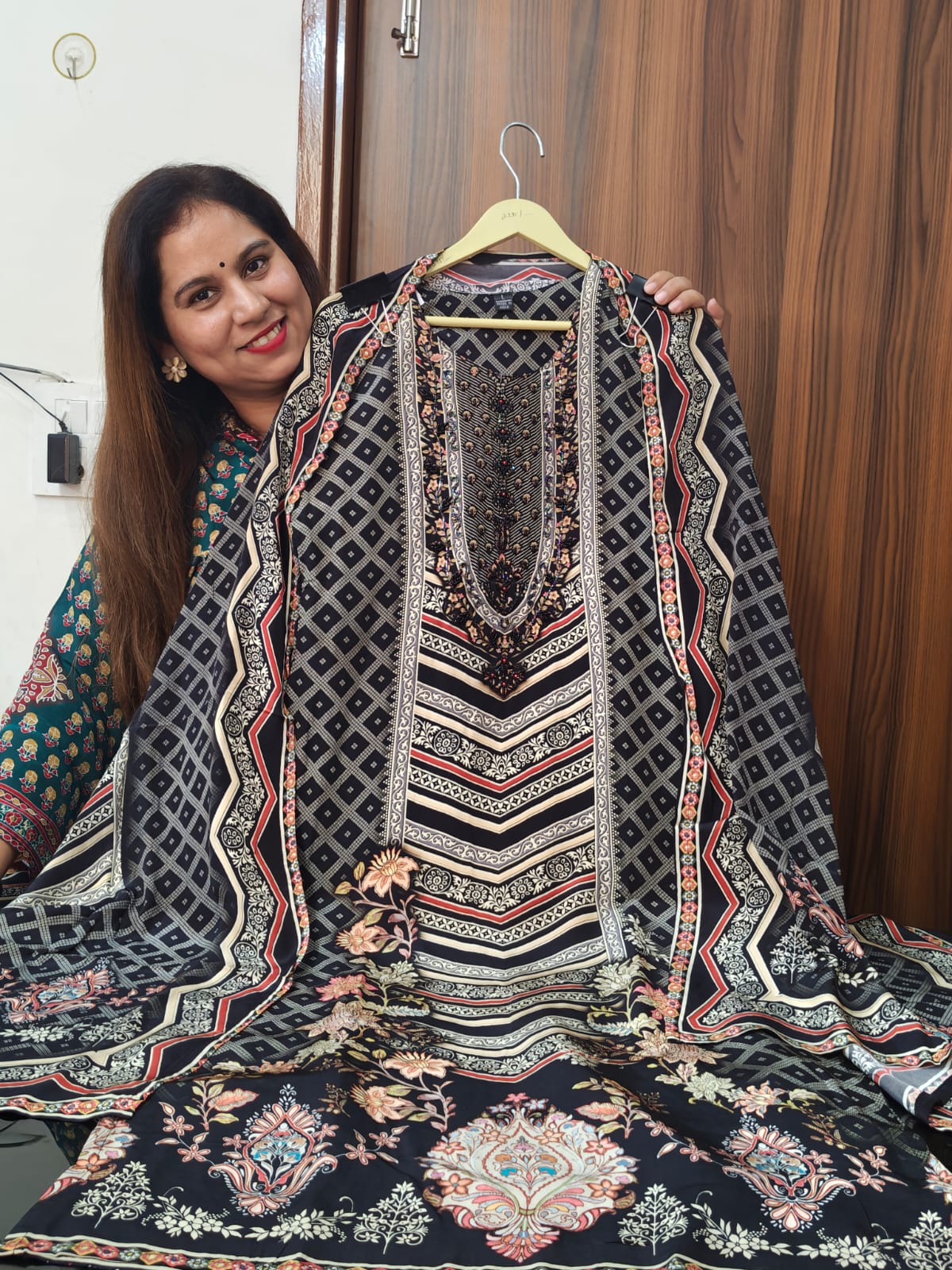 Inaaya black pure crape digital print suit set (INCP 166)