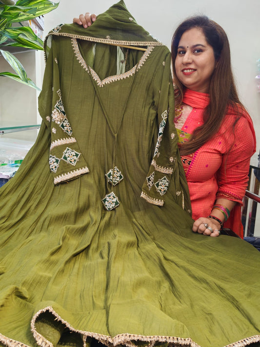 Inaaya sage green mul chanderi anarkali suit set (INCP 091)